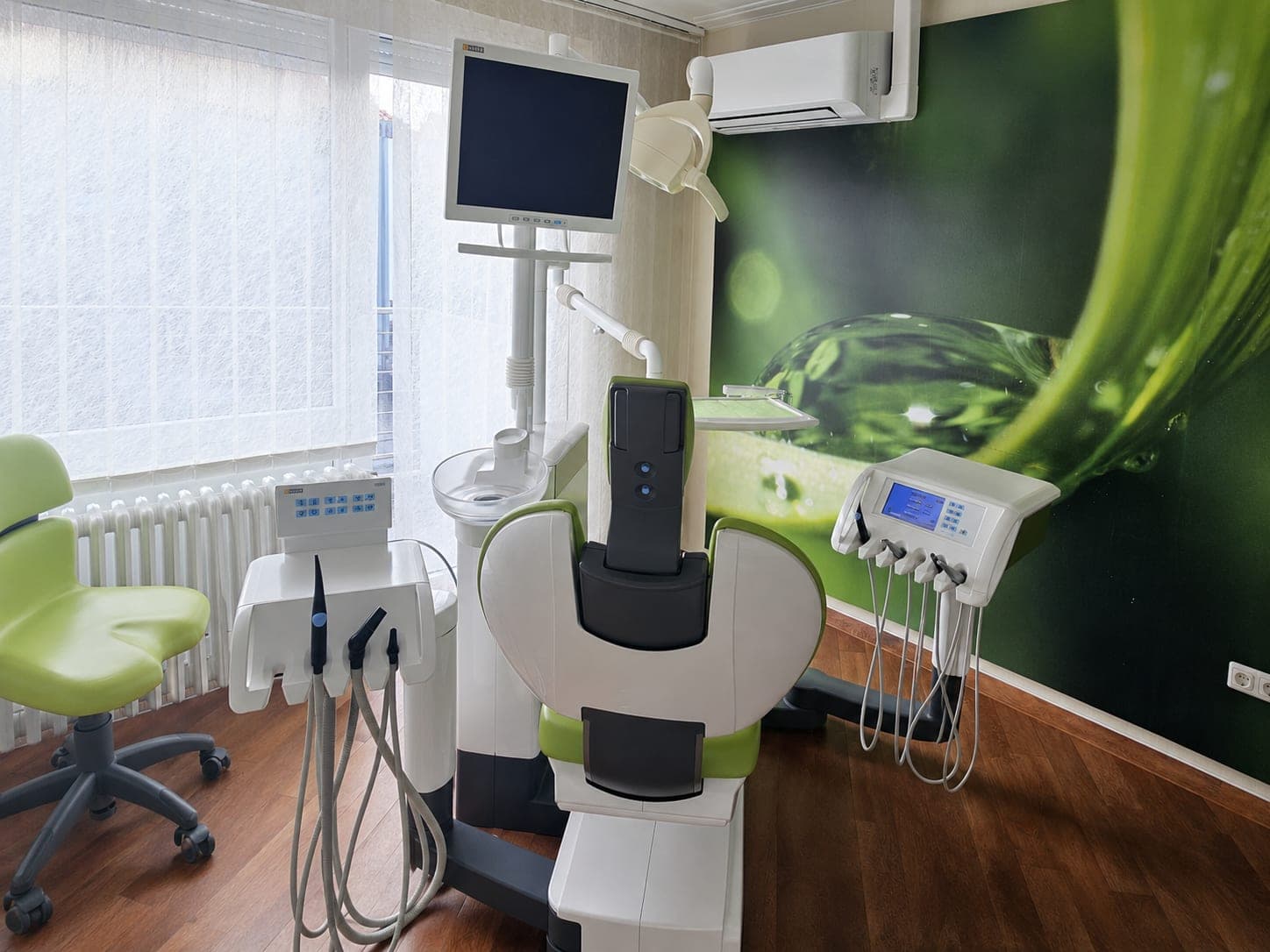 Behandlungszimmer mit moderner Behandlungseinheit in der Zahnarztpraxis Mein Zahn Peine